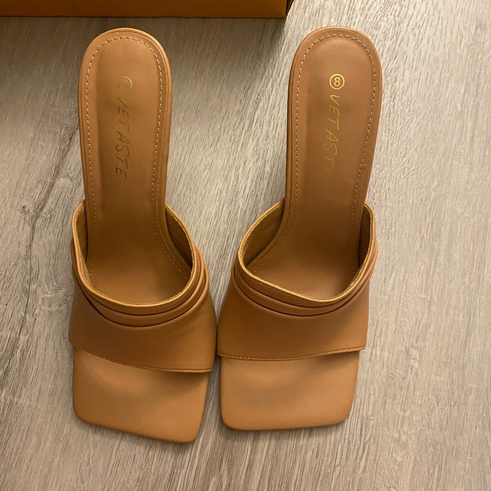 Square toe heel. Size 8